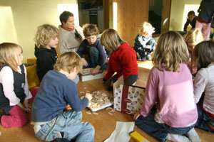 die Lamello Dübel werden auf einer weißen flachen Elektrowaage gewogen